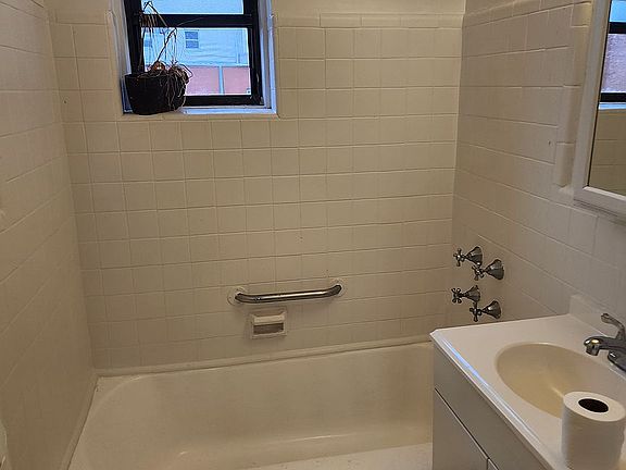 5th image of 75-20 113th St APT 5D