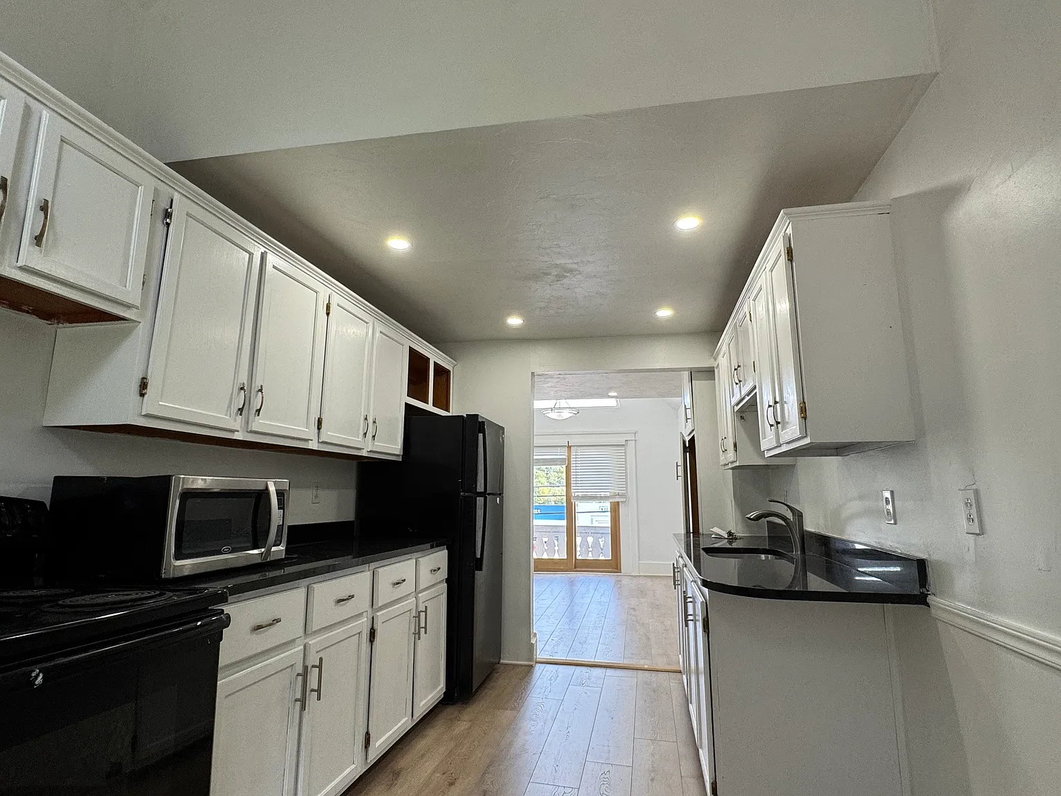 2 bed, 900 sqft, $2,025 — Photo 2