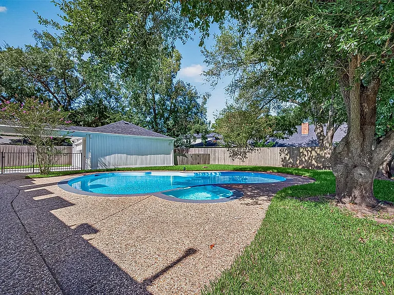 919 Longview Dr — Photo 29