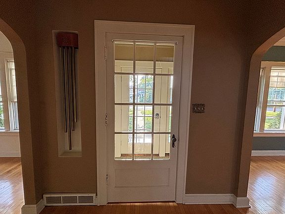 Front door with entrance 
