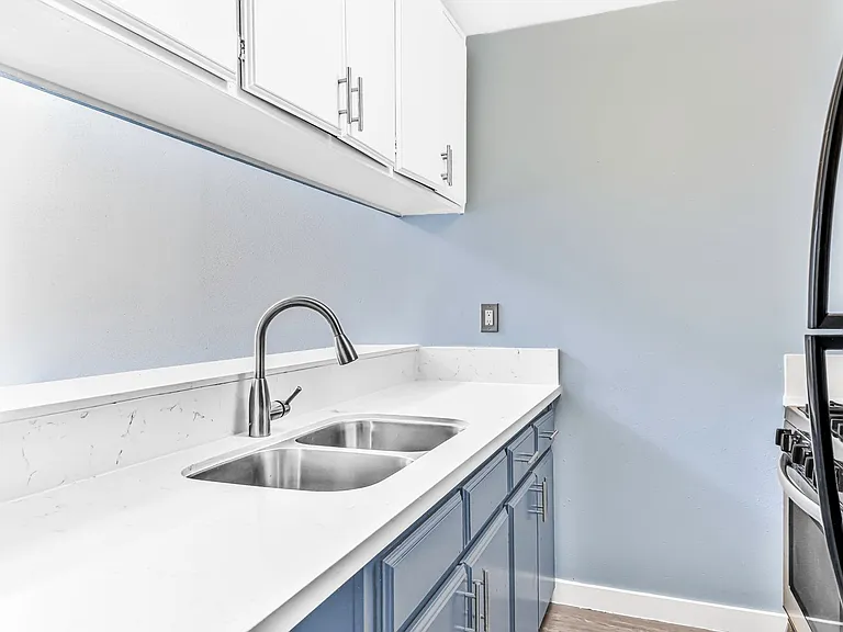 533 E 11th Street — Photo 30