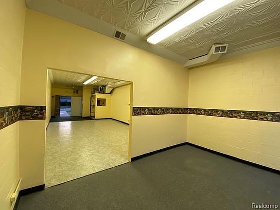 5th image of 2420 Fort Park Blvd
