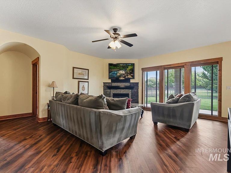 Listing photo 5