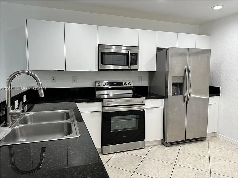 324 NE 3rd St #D — Photo 6