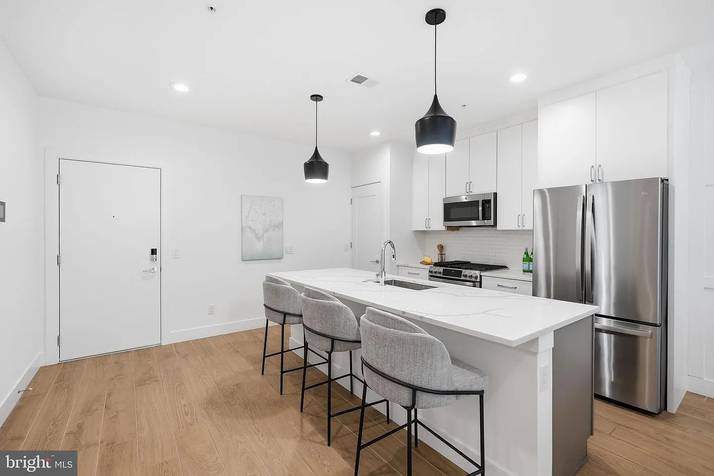 2 bed, 1026 sqft, $3,500 — Photo 2