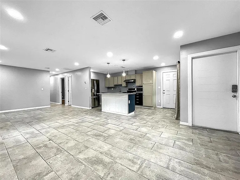 6809 S Himes Ave — Photo 6