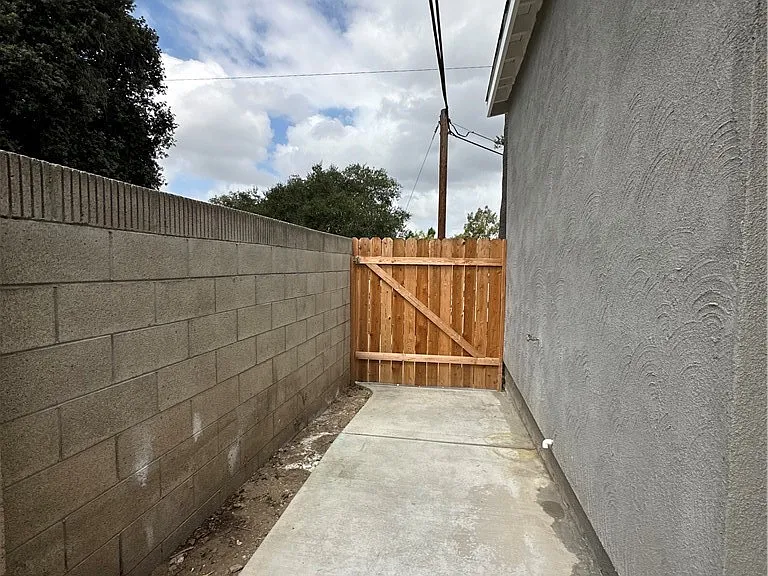 1231 Oak St — Photo 7