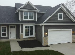 1022 Ridgeway Dr, Pewaukee, WI 53072