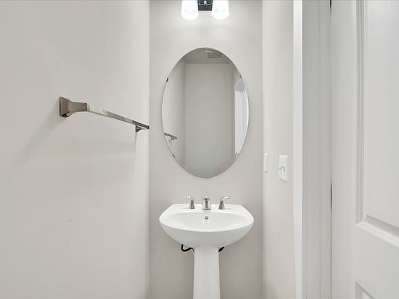 4th image of 5610 Hyattsville Dr