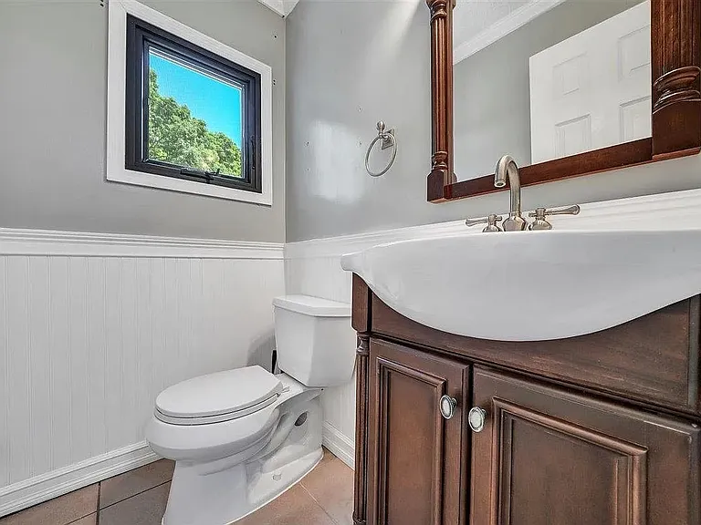 54 Capital Dr — Photo 37