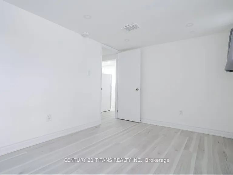 114 Benjamin Blvd #BASEMENT — Photo 17