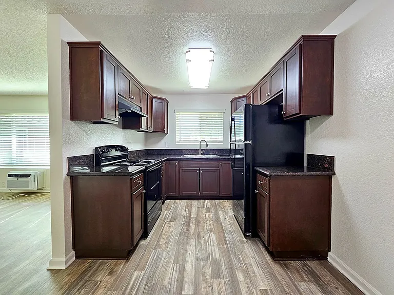 Newport Gardens Apartments — Photo 14