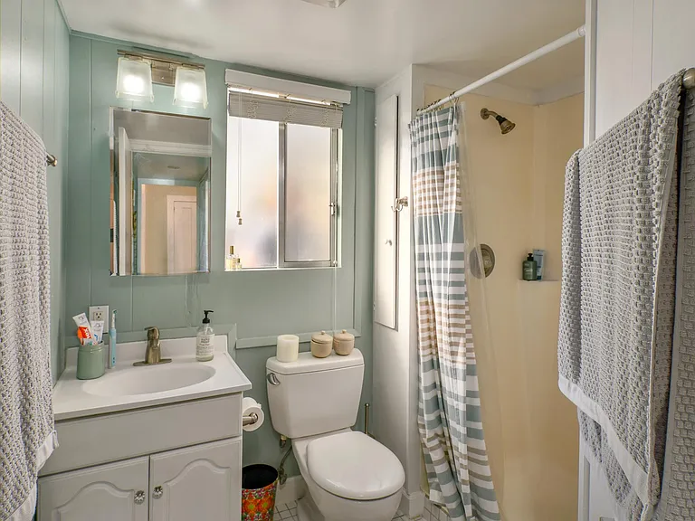 109 Mott Ave — Photo 15