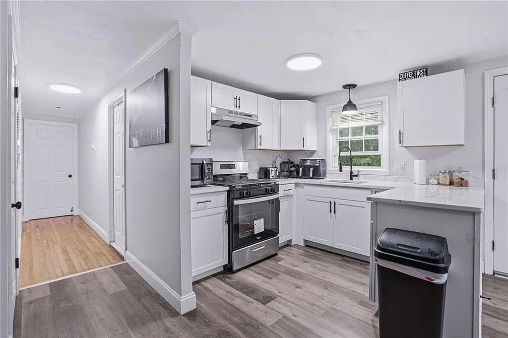 3 bed, 1.0 bath, 1800 sqft, $3,000 — Photo 2