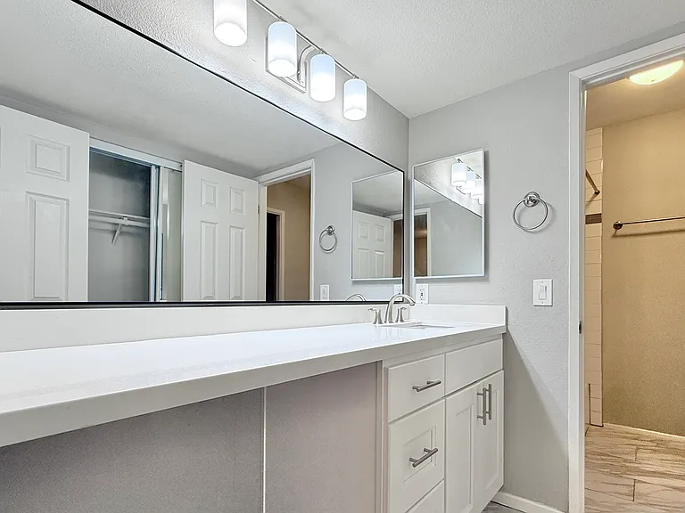 2135 E Valley Pkwy #33 — Photo 28