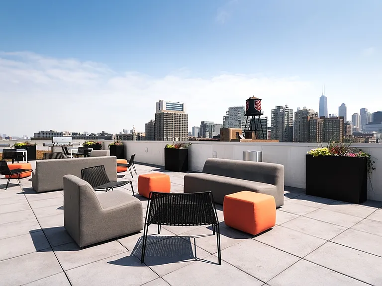 Seven 10 West — Photo 19