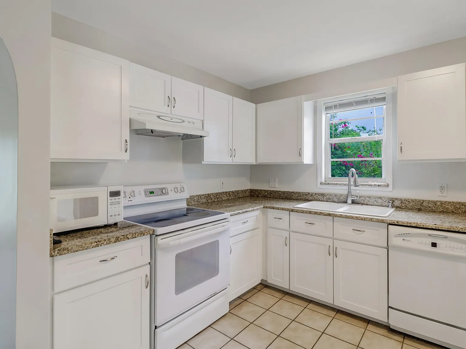 5 bed, 1490 sqft, $725 — Photo 2