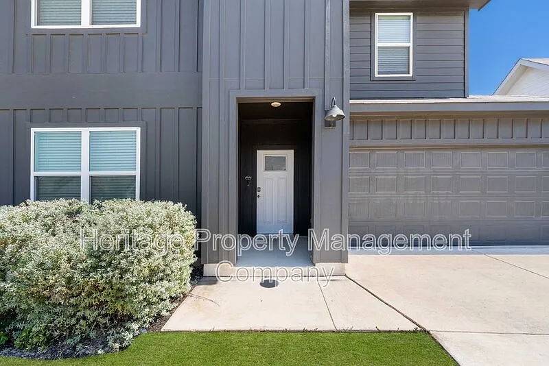 5 bed, 3.0 bath, 2716 sqft, $2,700 — Photo 3