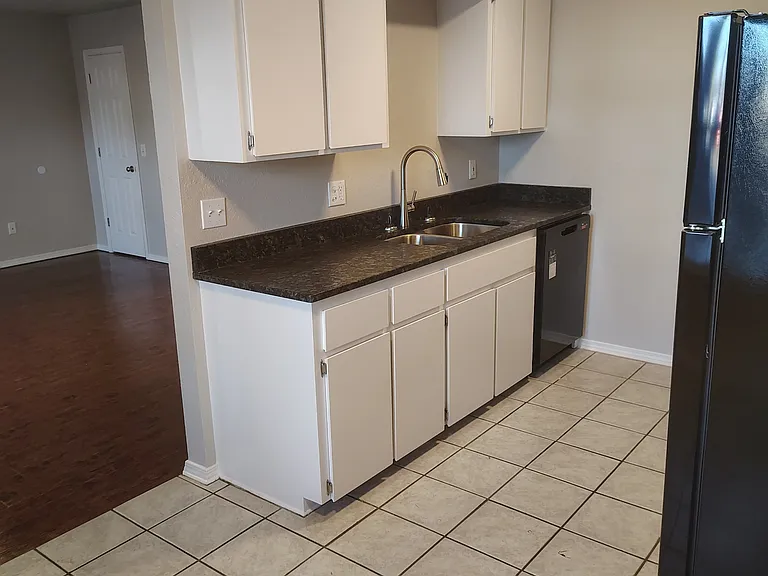 Park Plaza Apartments — Photo 4