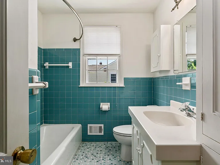 139 E 3rd St — Photo 14