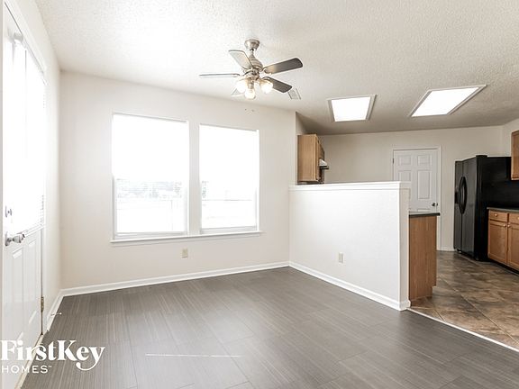 4th image of 2254 Edgewater Cir