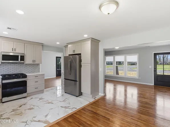 39 Blue Jay Drive, Toms River, NJ 08755