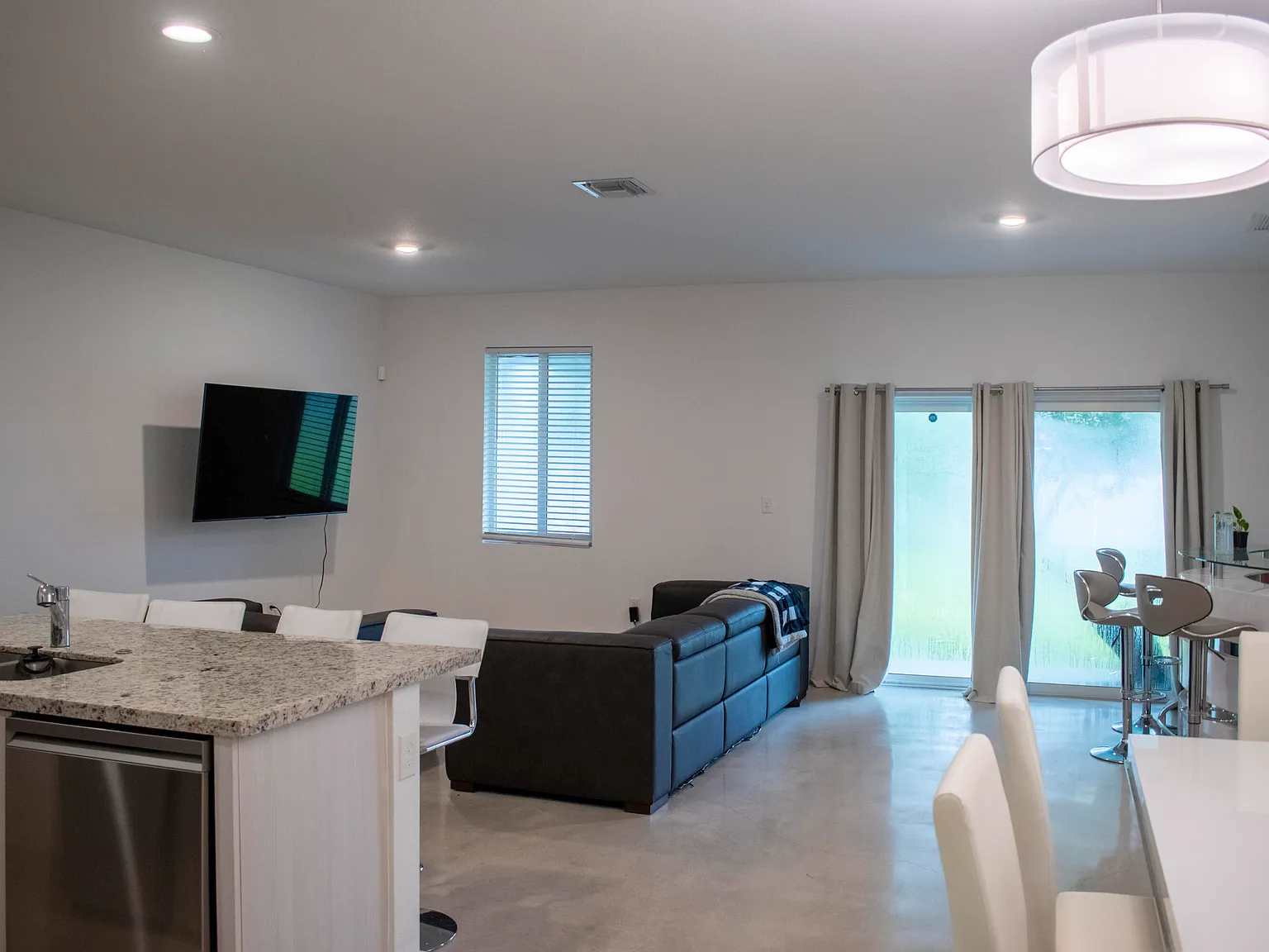 3 bed, 2.0 bath, 1537 sqft, $3,400 — Photo 3