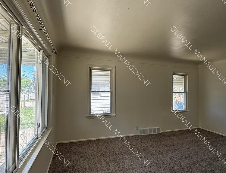 1119 Barney Ave — Photo 11