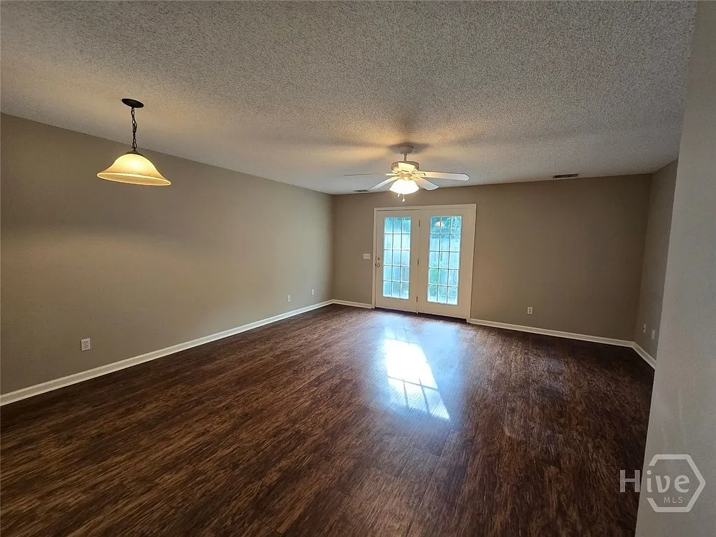 2 bed, 2.5 bath, 1240 sqft, $1,550 — Photo 2