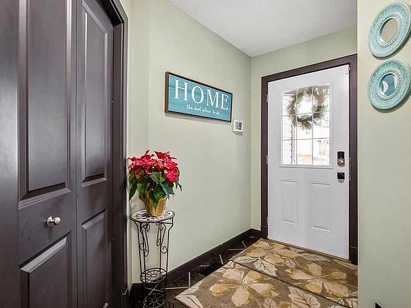 3rd image of 6 Westmount Cir