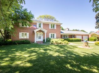 325 Arrowhead Dr, Green Bay, WI 54301