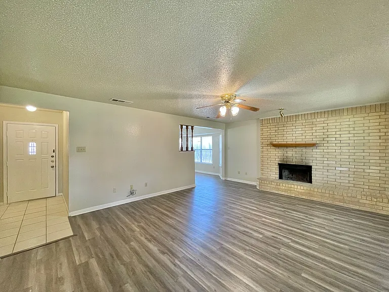 109 S Brook Dr — Photo 3