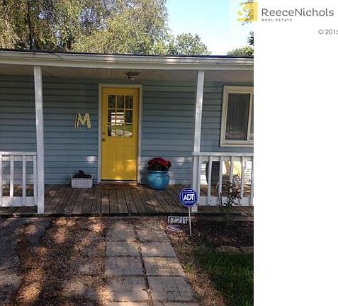 How cute and inviting is this front door?