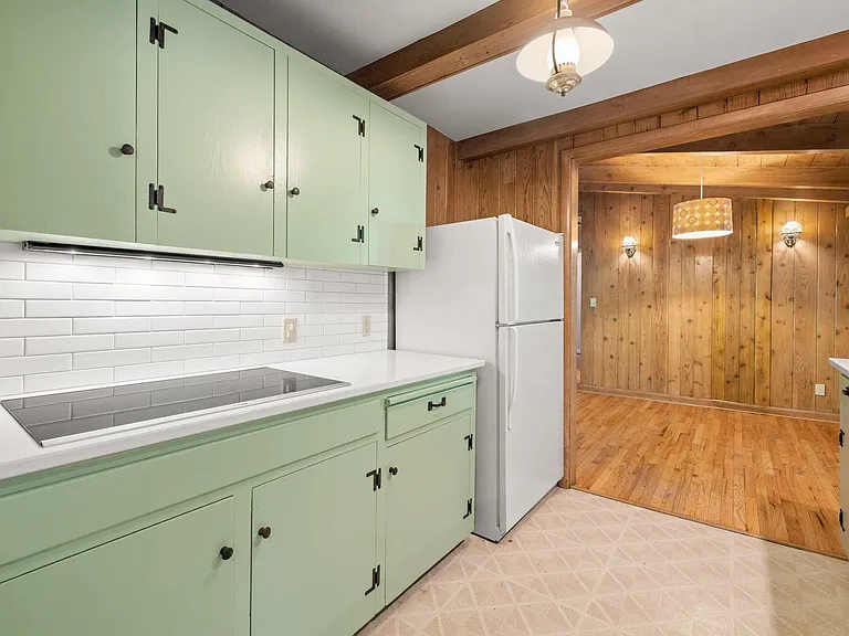 110 Laurel St — Photo 13