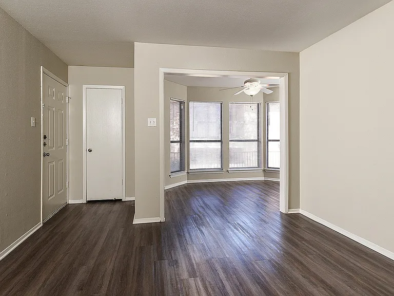 Cricket Hollow Apartments — Photo 22
