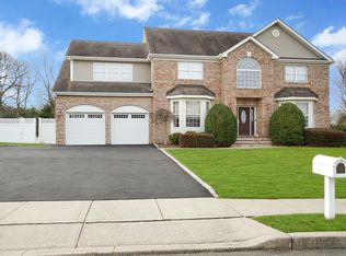 12 Pleasant View Ct, Hauppauge, NY 11788