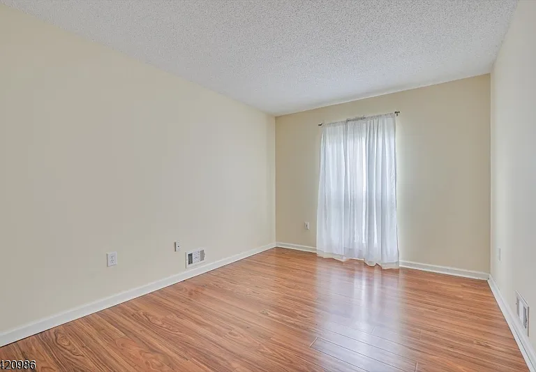 69 Amberly Ct — Photo 12