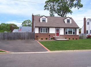 75 Brookes Rd, North Babylon, NY 11703