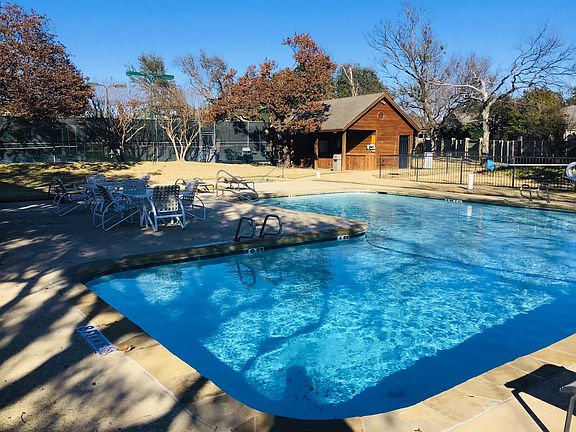 Swimming Pool / Outdoor Kitchen
