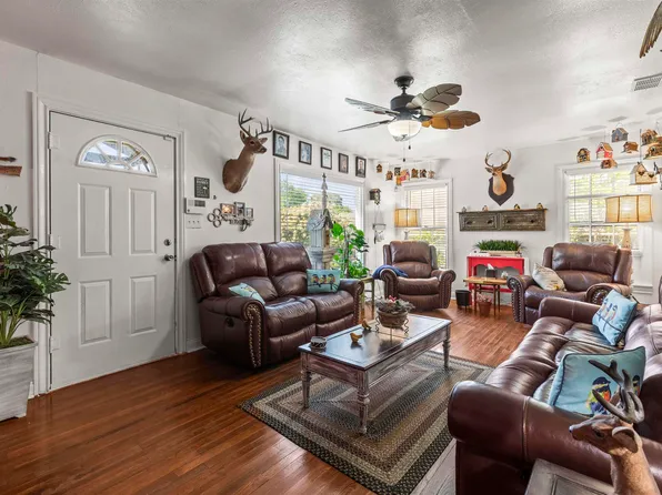 815 E McDonald St, Mineola, TX 75773