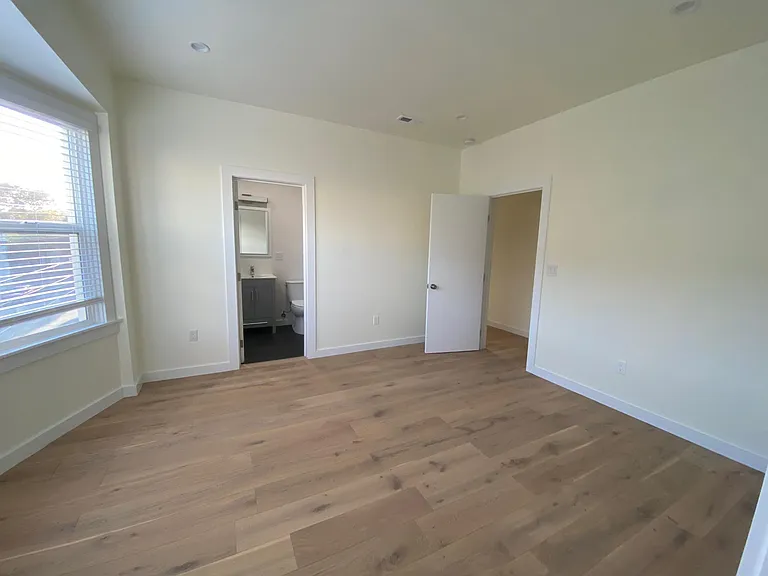 2000 Grove St #4 — Photo 18