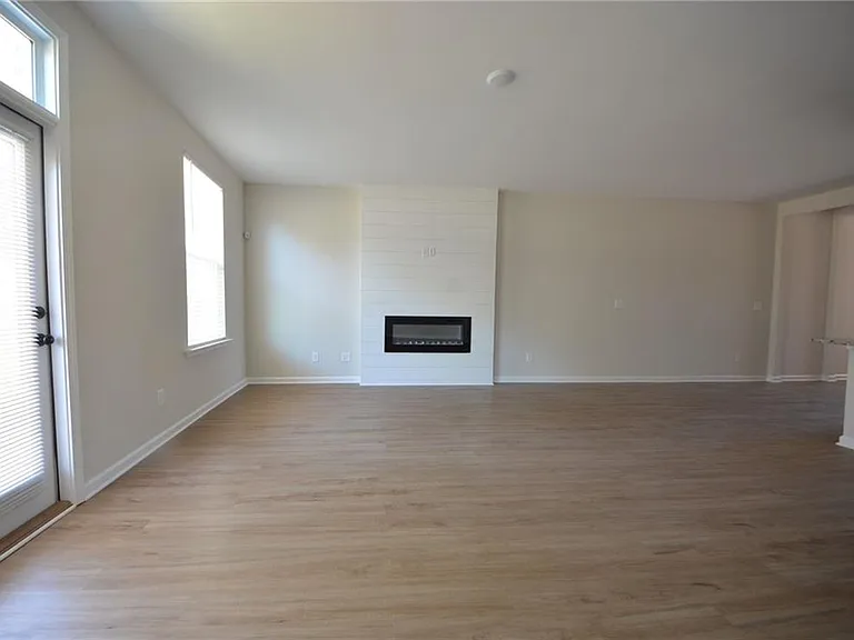 1147 Lucan Ln — Photo 10