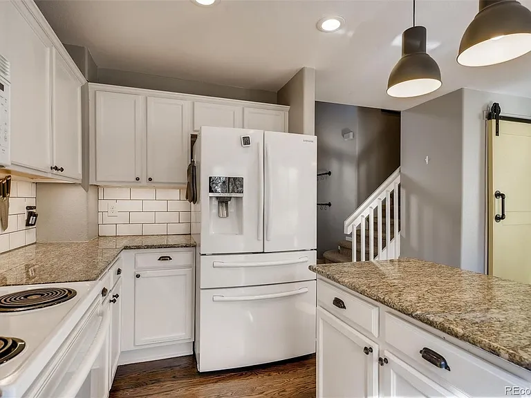 1118 Riddlewood Ln — Photo 9