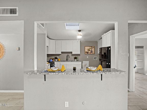 4th image of 328 Gladys Ave