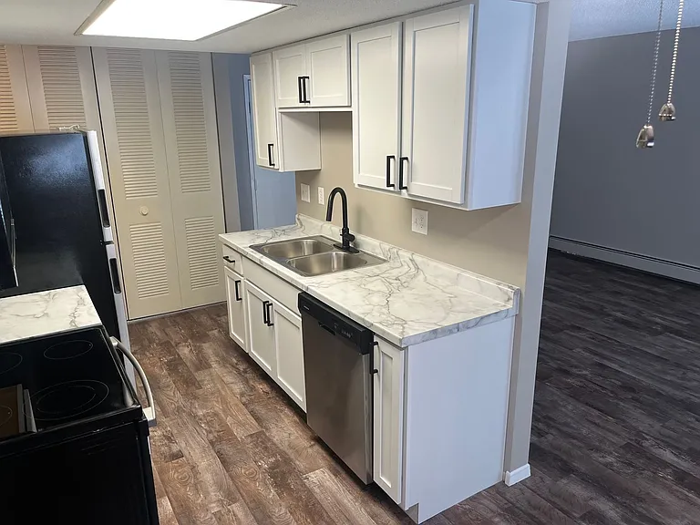 1725 Kenwood Ave — Photo 6