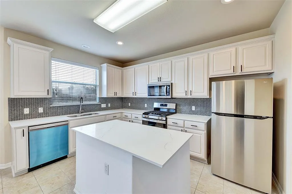 4 bed, 2.5 bath, 2742 sqft, $2,800 — Photo 3