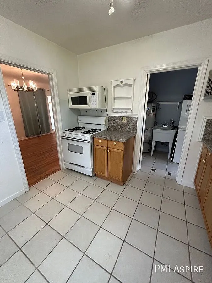 2 bed, 1.0 bath, 821 sqft, $1,799 — Photo 2
