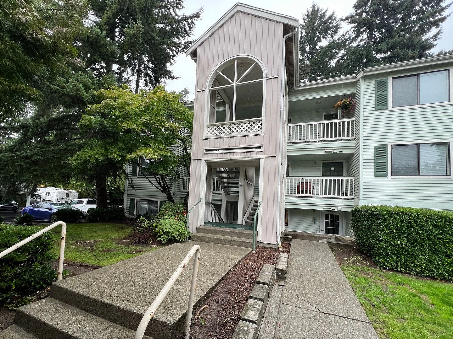 Charming 2-bedroom Kent Condo in Timber Ridge — Photo 1