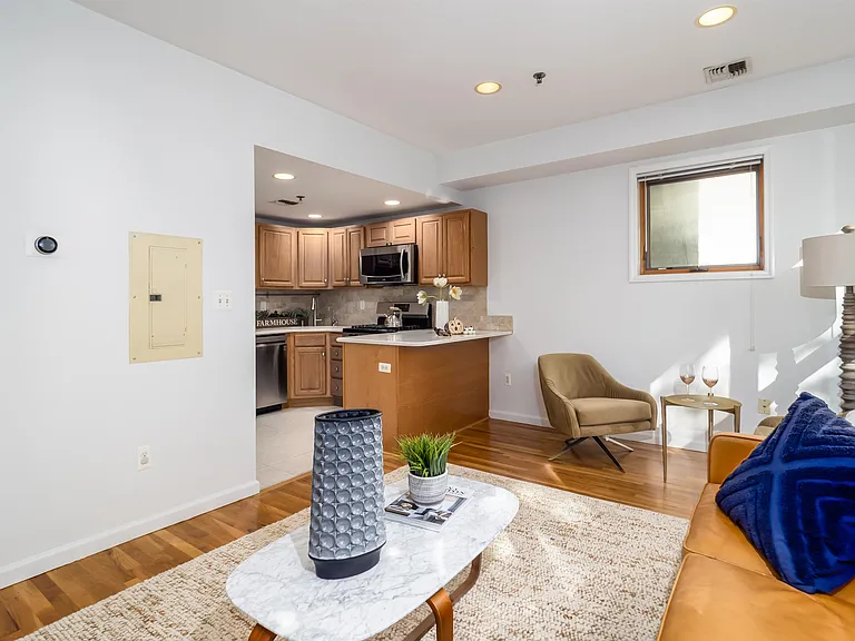 323 Jackson St — Photo 7