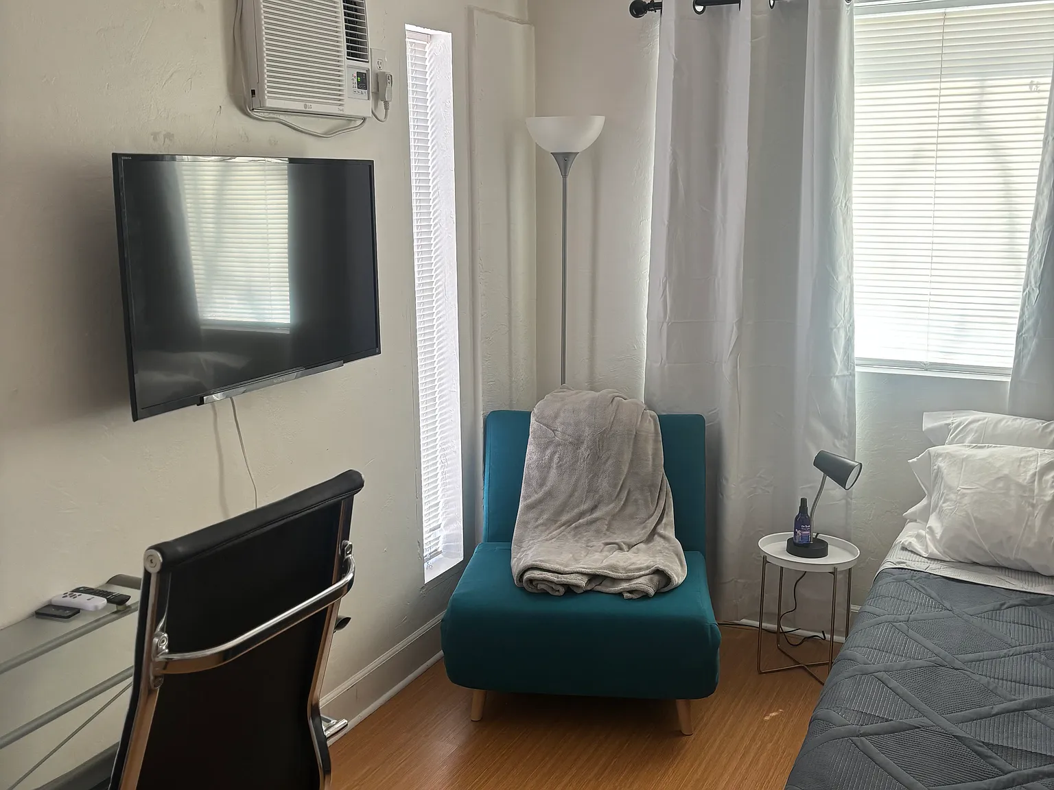 Studio, 350 sqft, $900 — Photo 3